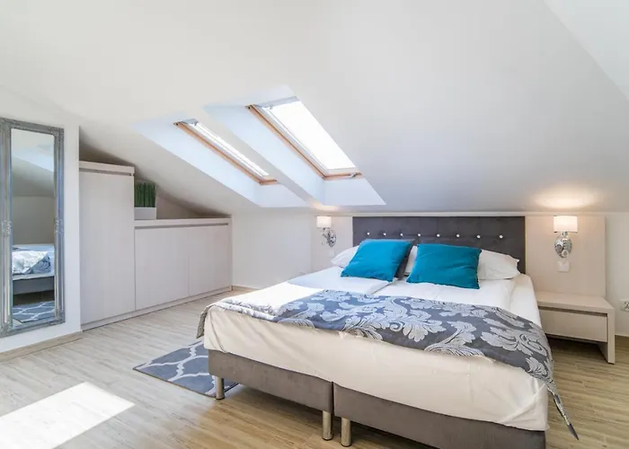 Delfin Nocleg ze śniadaniem 3*