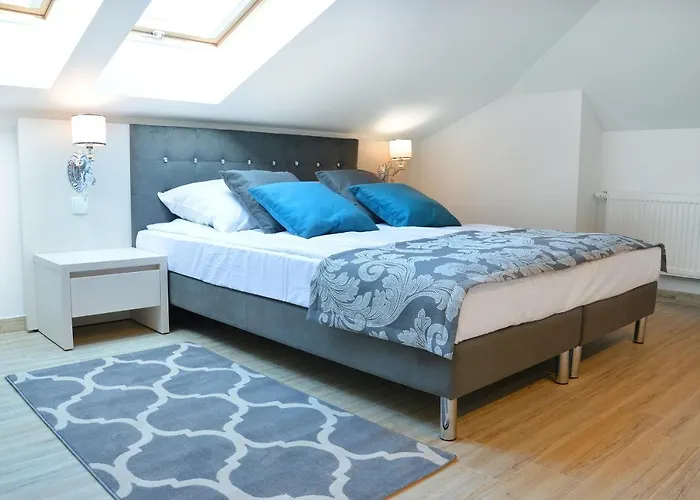 Delfin Nocleg ze śniadaniem 3*