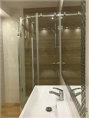 Delfin Nocleg ze śniadaniem 3*