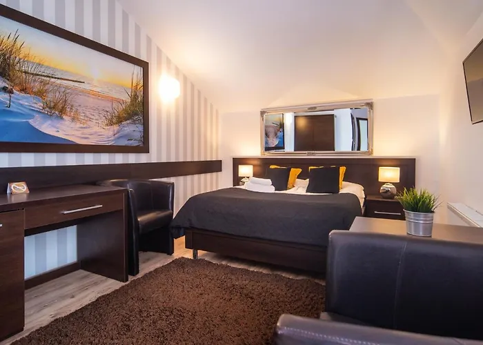 Delfin Nocleg ze śniadaniem 3*