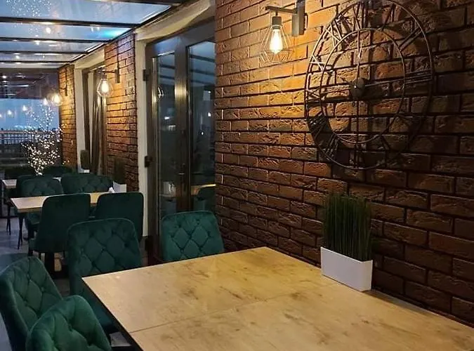 Delfin Nocleg ze śniadaniem 3*